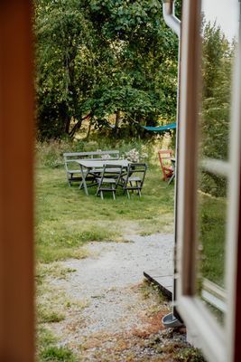 Det finns många utemöbler och stora ytor för umgänge.