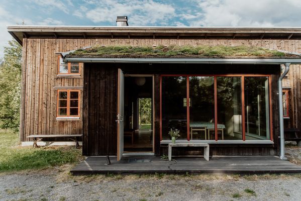 Gästhuset har fri genomgång till andra sidan huset.