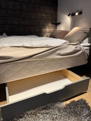 Andra dubbelsängs-sovrummet, förvaring under sängen