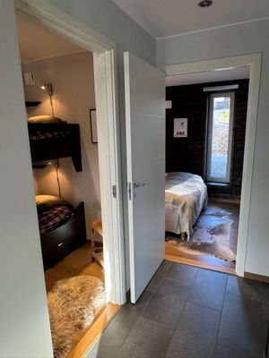 Från hall, huvudsovrum rakt fram och tredje sovrum med våningssängar t.v