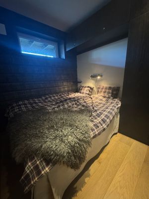 Andra dubbelsängs-sovrummet med platsbyggda garderober för gästers bruk och rymlig låda under sängen