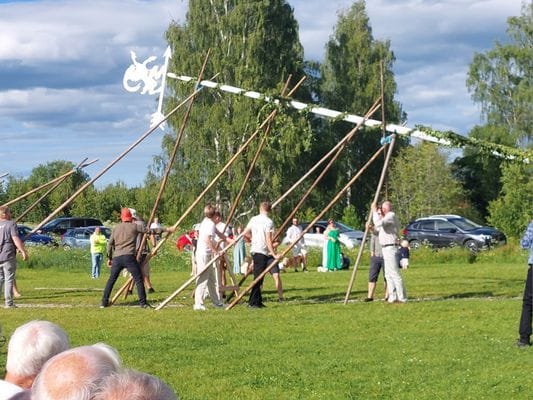 Midsommar firas på gräsplanen precis vid infarten till vårt hus.