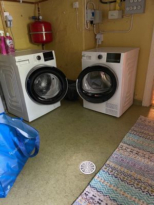 Källare: Tvättstuga med tvättmaskin, tumlare, torklinor och strykbräda
