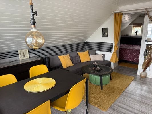 Nyrenoverad lägenhet, med mini-matsal, vardagsrum, och med bäddsoffa för två