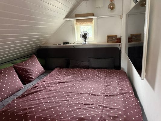 Sovrum, övervåning, med ny säng, mer rymligt, och en stor TV installerad