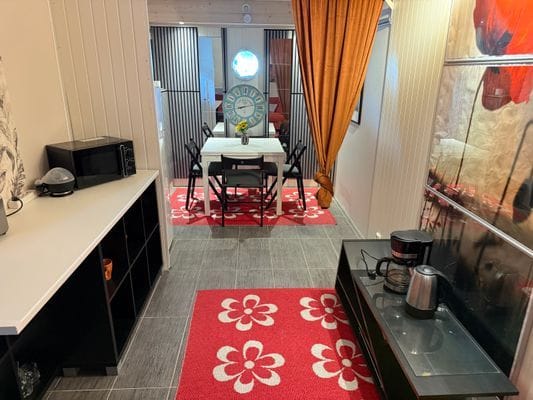 Matsal, med kylskåp, mikrovågsugn, kaffemaskin och vattenkokare, och till vänster om matsalen ett kök på bottenvåningen