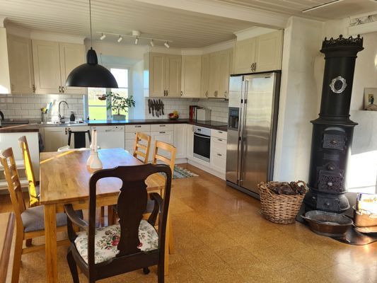 Charmigt Gotlandshus i vacker miljö - Bild 2