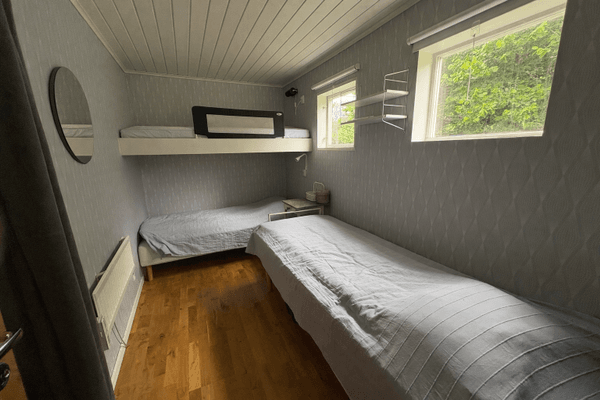 Insynsskyddad stuga i Djupvik/Lofta med stor tomt. - Bild 9