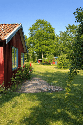 Insynsskyddad stuga i Djupvik/Lofta med stor tomt. - Bild 2