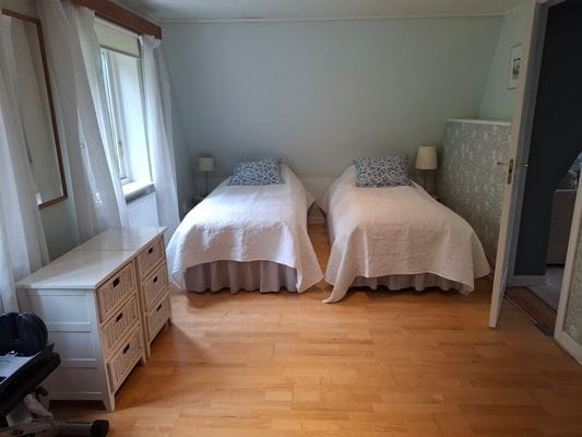 Rymligt sovrum med två sängar 200x90 samt ett gym...