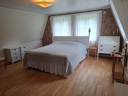 Masterbedroom med stor säng 210x180
