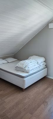 Sovrum 2 på övervåning med dubbelsäng 140cm