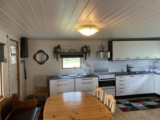 Stuga i söderläge med egen badstrand - Bild 9