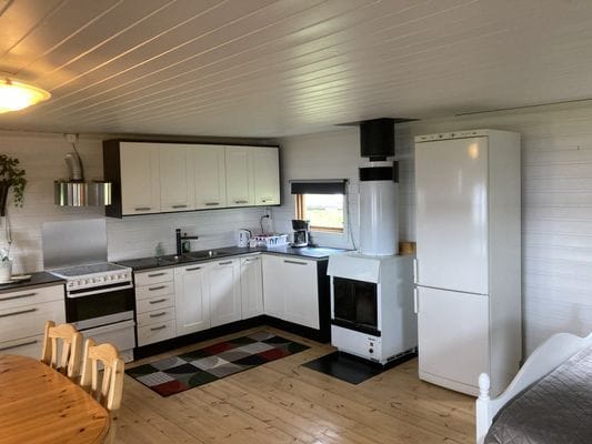 Stuga i söderläge med egen badstrand - Bild 10