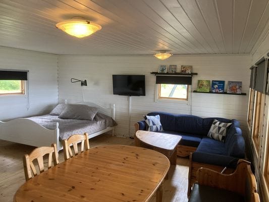 Stuga i söderläge med egen badstrand - Bild 11