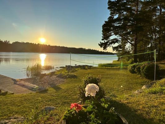 Magisk solnedgång över den egna stranden och havet i Loftahammar, Västervik.