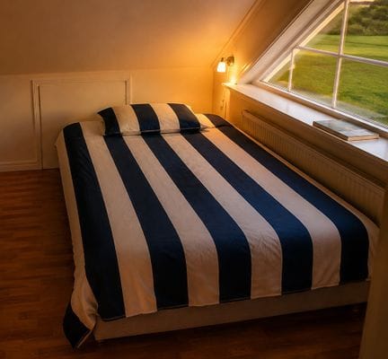 Sovrum med 120-säng på ovanvåningen.