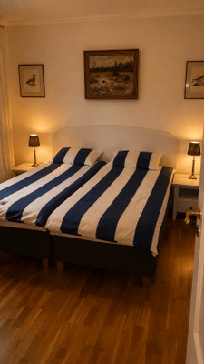 Master bedroom på nedervåningen med dubbelsäng.