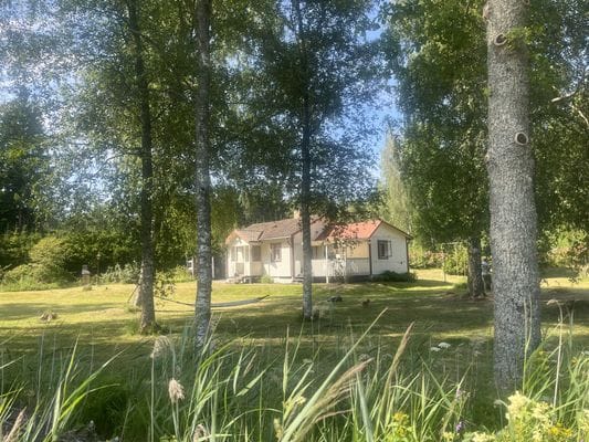 Sjönära fritidshus i lugna omgivningar - Bild 9