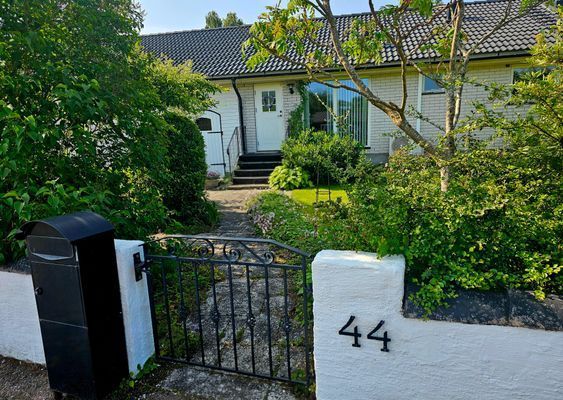 Gästlägenhet i villa m egen trädgård