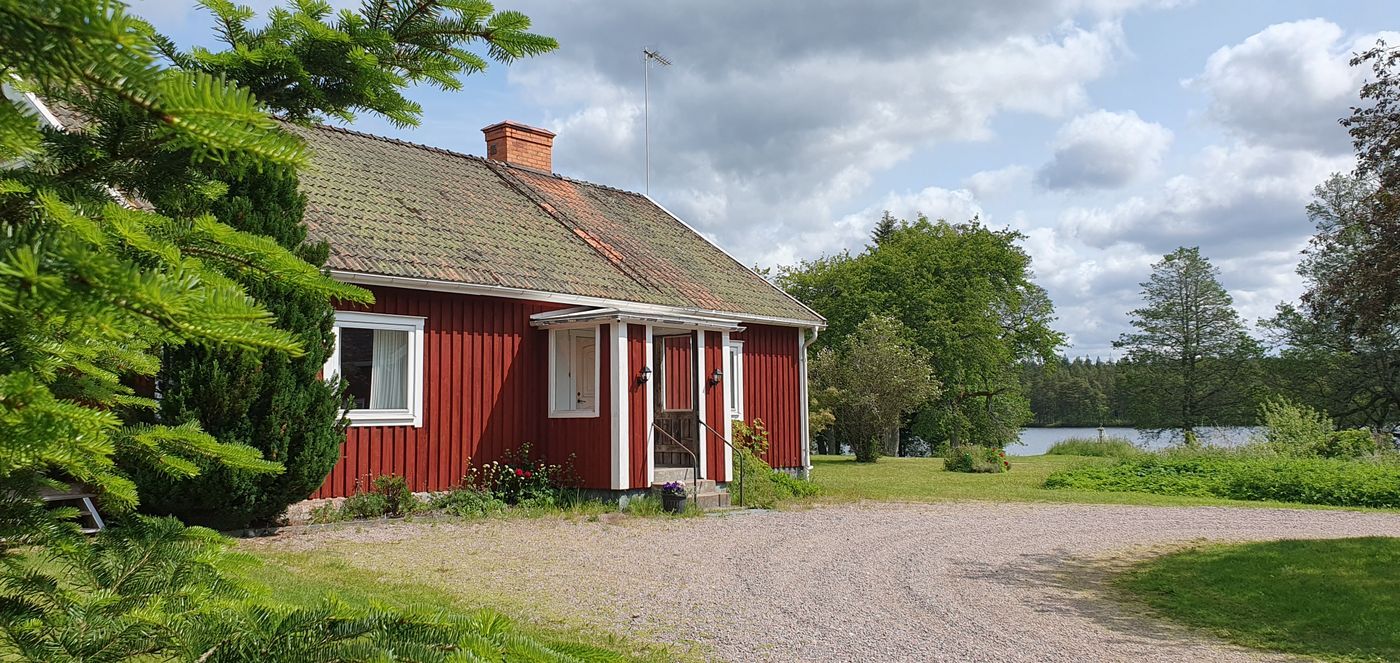 Hyr en stuga med 8 sängplatser i Östergötland | #90662 | Stugbasen